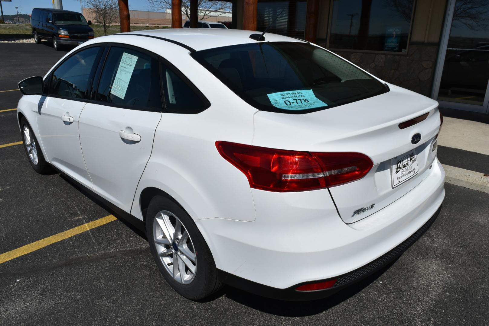2018 White /Black Ford Focus SE (1FADP3F22JL) with an 2.0L I-4 GDI TI-VCT engine, 6-Speed Powershift Automatic transmission, located at 1600 E Hwy 44, Rapid City, SD, 57703, (605) 716-7878, 44.070232, -103.171410 - Photo#5
